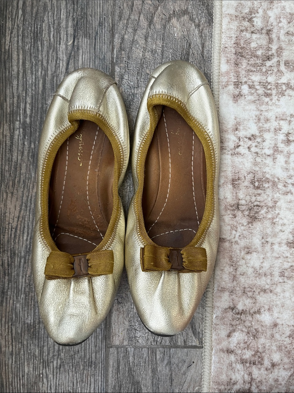 Salvatore Ferragamo Gold Leather Bow Flats size 6